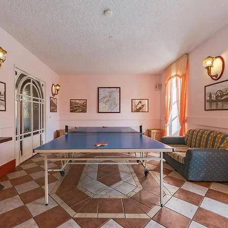 Sleeps 14 Pool Air Con Wifi